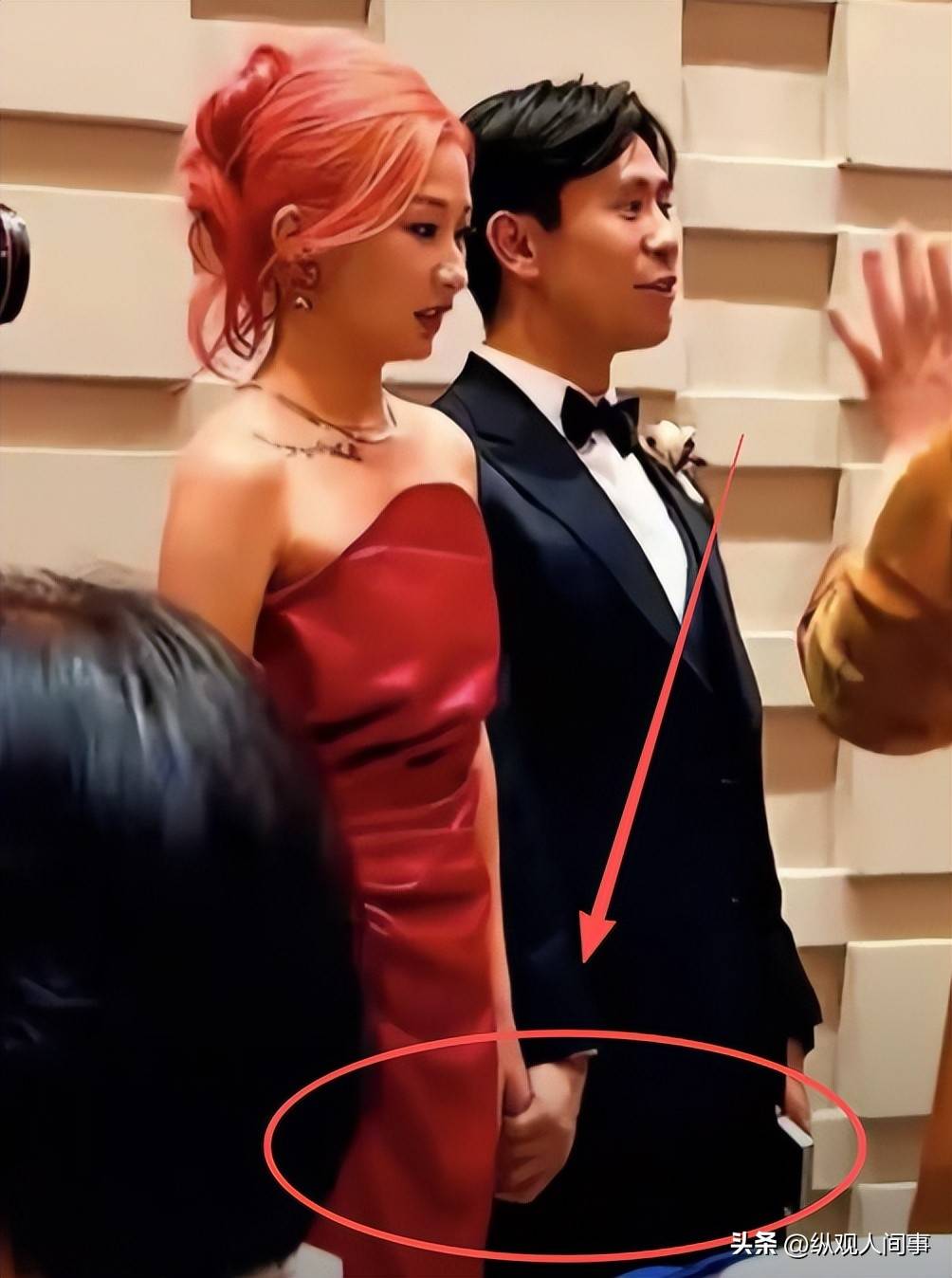 刘欢女儿大婚！新娘一头红发穿婚纱有个性新郎正脸曝光很老实