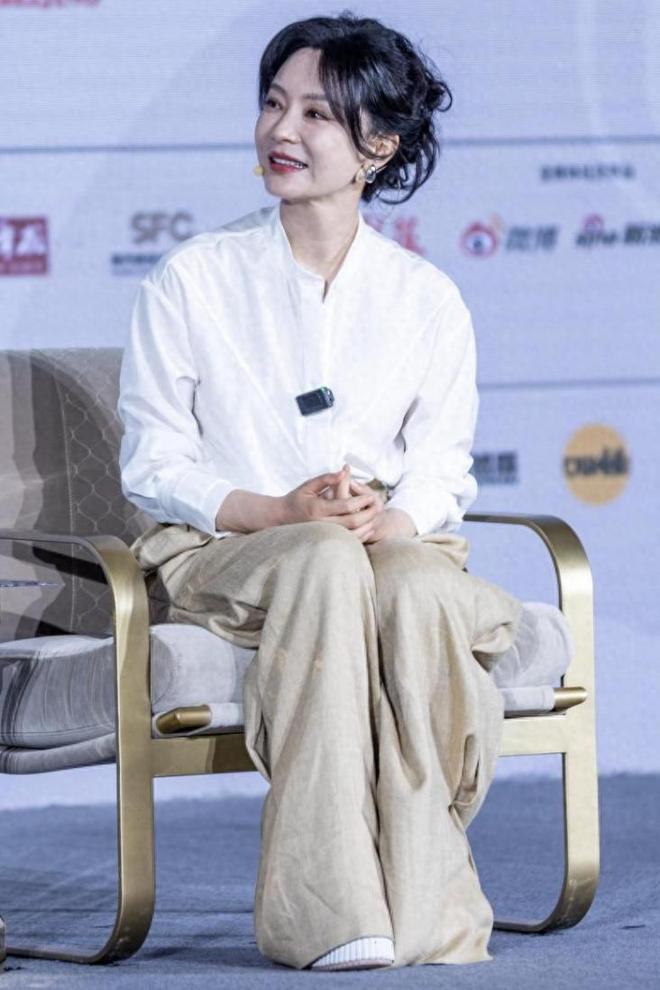 48岁“陈数”带火了70后新穿搭：白衬衫+阔腿裤时髦洋气又显贵